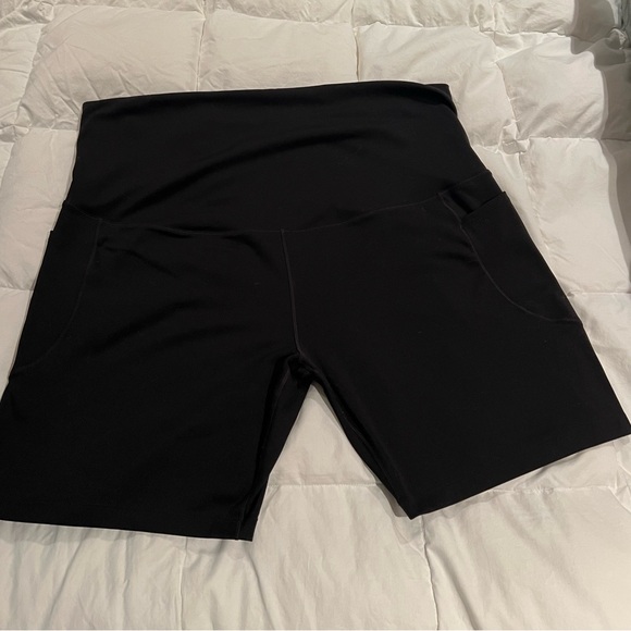 Nike Women's Dri-FIT High-Waisted 8" Biker Shorts With Pockets (Maternity) - Picture 8 of 9